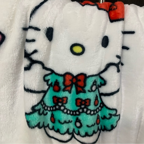 New Hello Kitty Christmas Wreath & Tree Dress Plush 60" x 70" Throw Blanket - Picture 6 of 9
